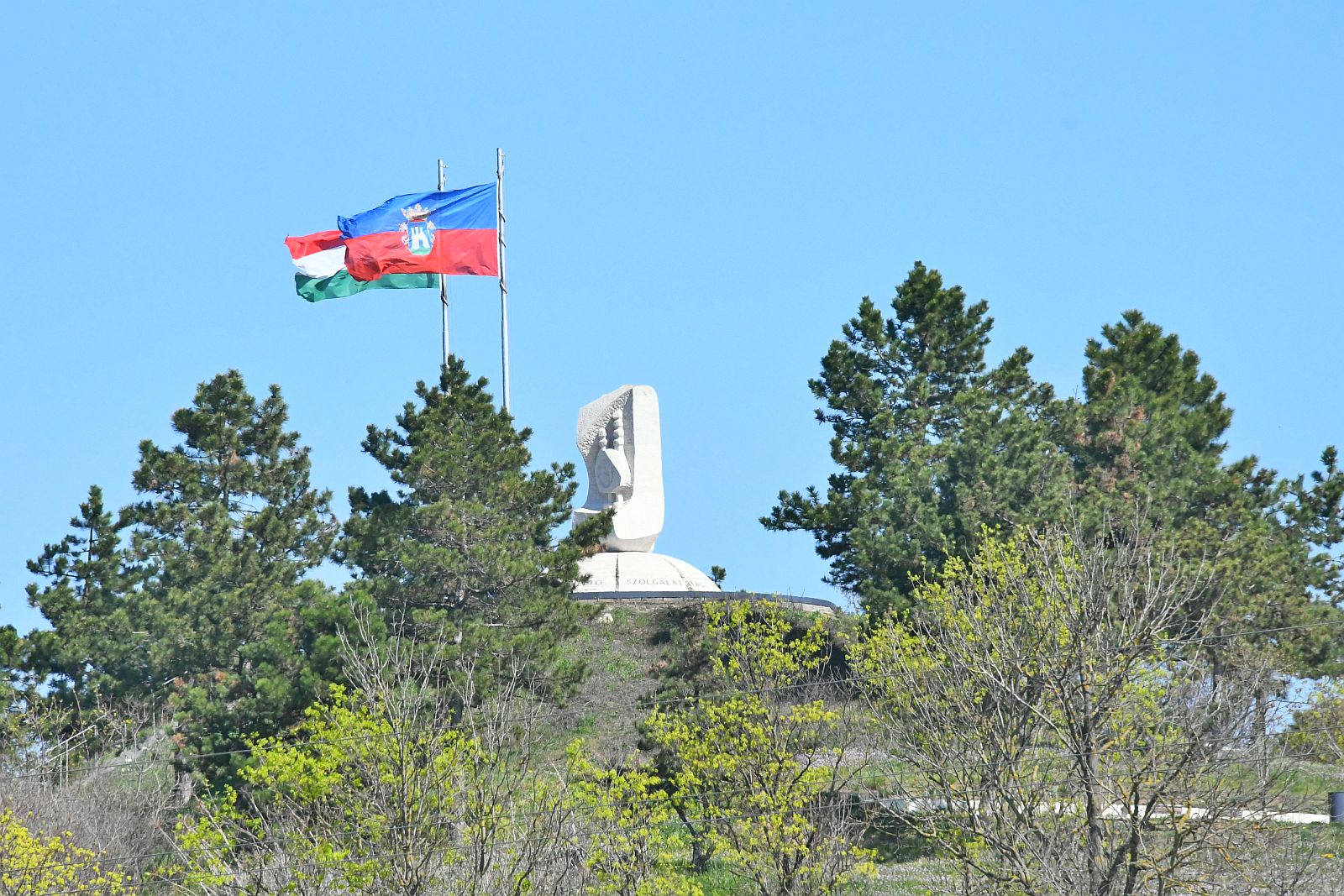Napsütéses tavaszi parkok Székesfehérváron április első hetében
